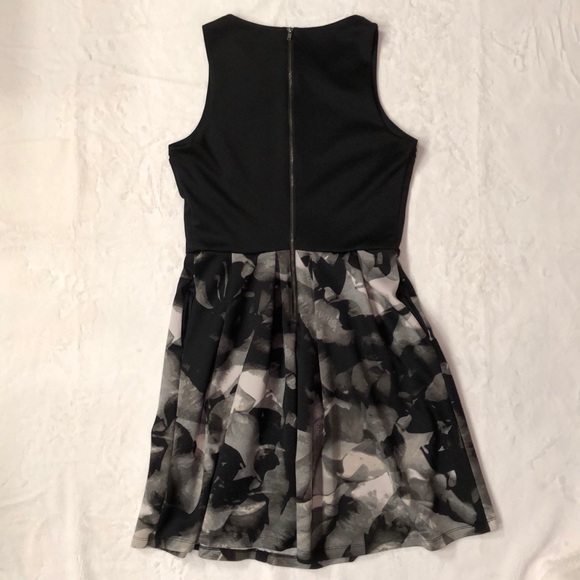 Sleeveless Knee-Length Dress - Picture 2 of 5